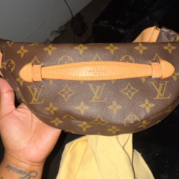 Louis Vuitton Bumbag in Monogram Print - Picture 2 of 5